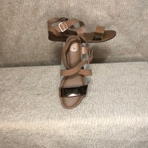 Kohls brand SO rose gold Dory blush sandals size 8